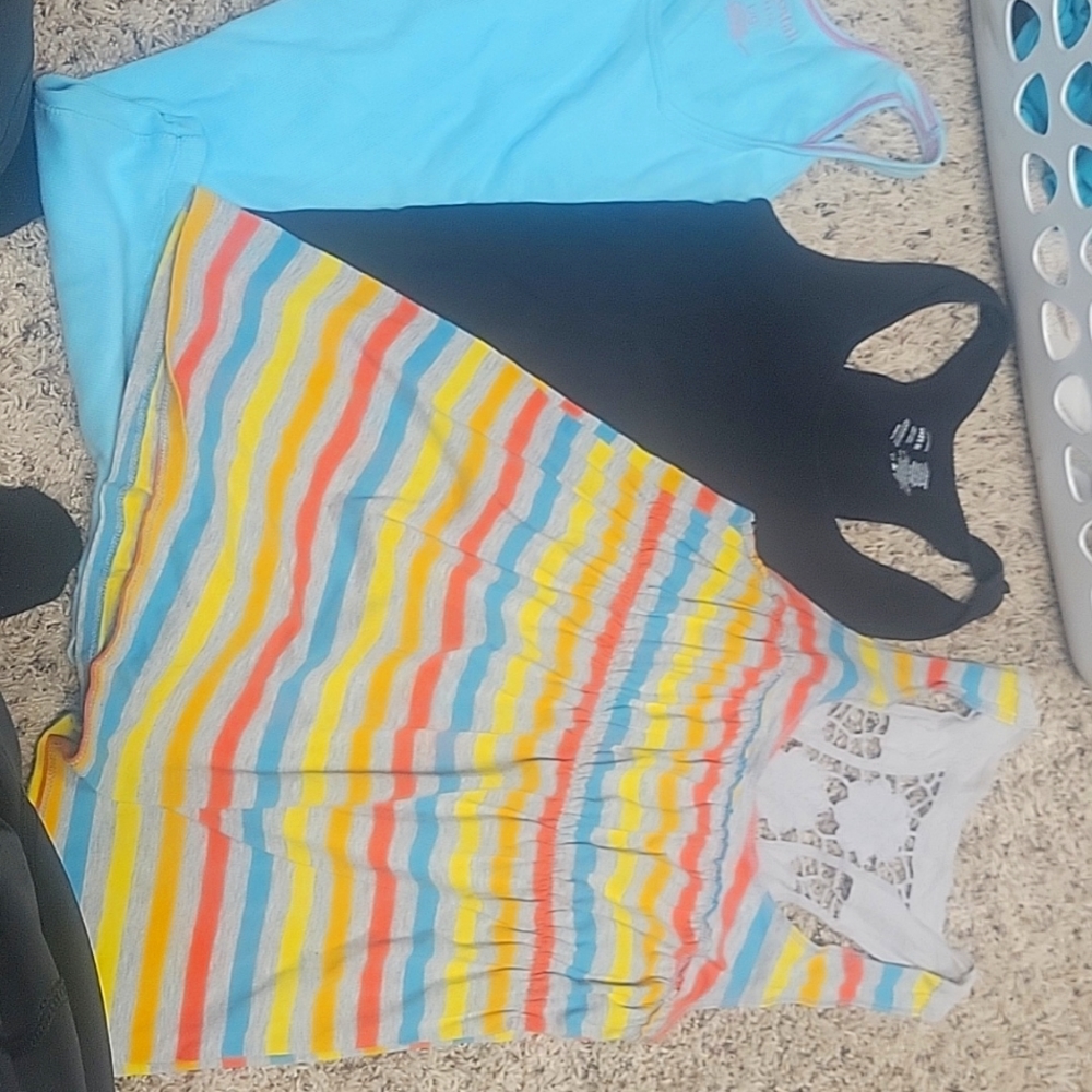 3 Women's tank tops. Sizes M and L.